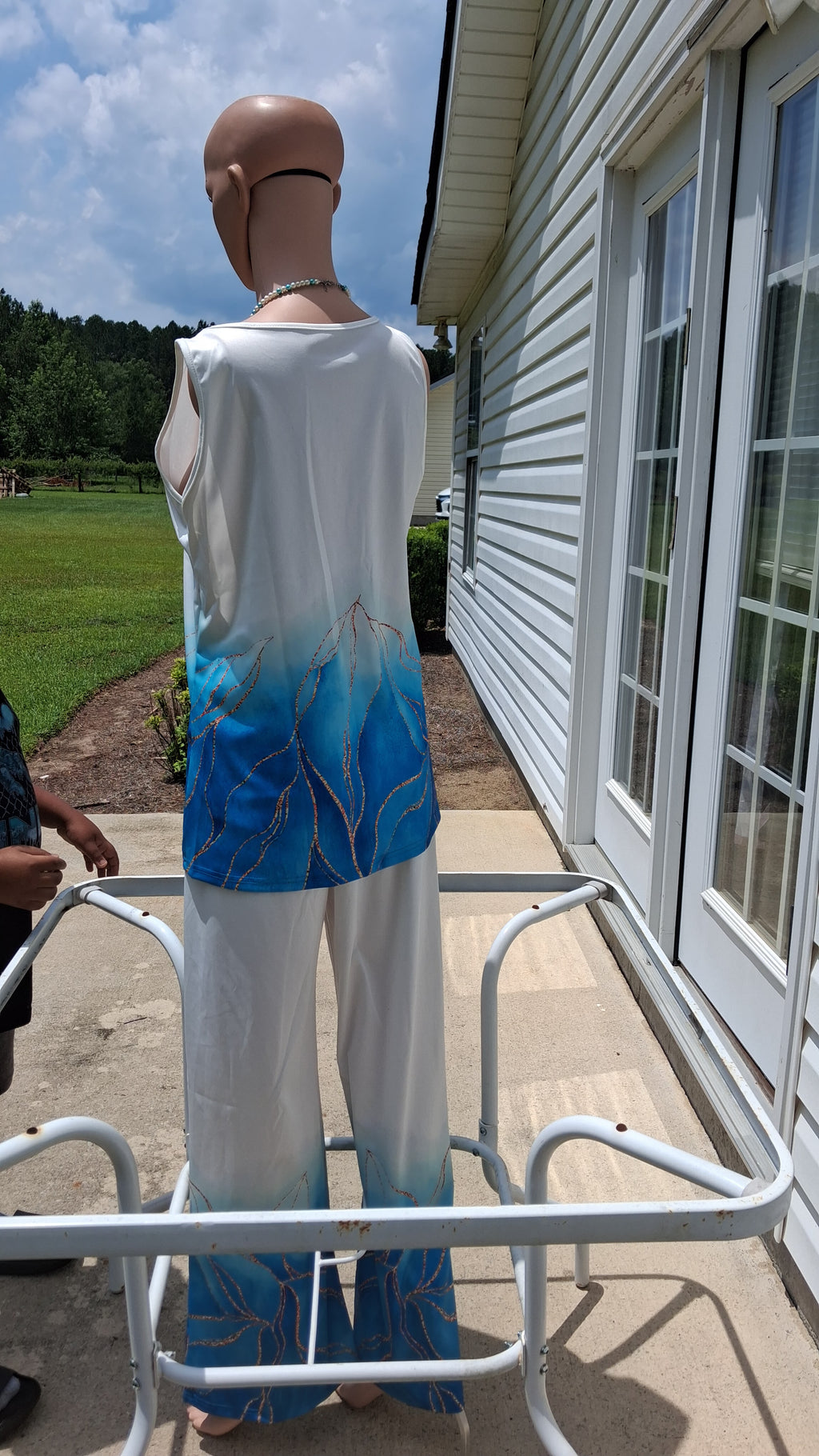 Sleeveless White & Turquoise Outfit